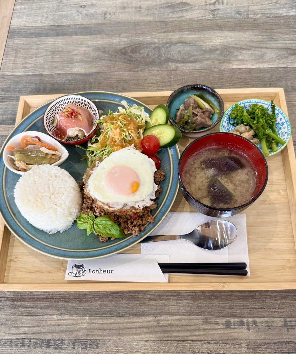 whK1IFQvXLctokN's tweet image. 「かふぇとごはん Bonheur」
大阪府松原市立部5-6-6

◇ガパオライス(小鉢4種)

白米と合わせる挽き肉の食感、
ガパオライスって美味しいですよね。
料理上手な素敵なお姉様がやられています。
是非行ってみて下さいませ。
 #Bonheur