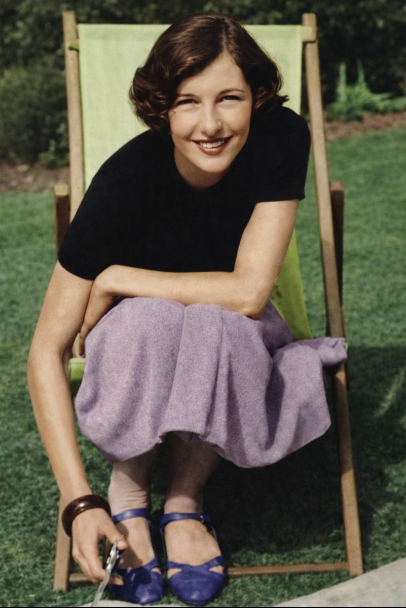 Frenkie_Woody's tweet photo. Era più pericolosa di una pistola carica. Più affilata di una lama. Più coraggiosa di un esercito intero.
Krystyna Skarbek – conosciuta come Christine Granville – è stata la spia che ha fatto tremare i nazisti. Nata contessa, divenuta leggenda. È stata la donna che ha sfidato l’inferno con un sorriso sulle labbra e il fuoco nel cuore.
Figlia di un conte polacco e di una ricca ereditiera ebrea, cresciuta tra lusso e libertà, Christine avrebbe potuto scegliere una vita facile. Ma quando il mondo crollò sotto le bombe della seconda guerra mondiale, lei scelse il fronte, scelse la lotta.
Si unì al SOE, il servizio segreto britannico per le operazioni speciali. Parlava molte lingue, sciava come un fantasma tra le montagne, seduceva, ascoltava, colpiva. Agiva dietro le linee nemiche, da sola, con la morte che le camminava accanto. In Polonia, in Ungheria, in Francia: era ovunque, e nessuno riusciva a fermarla.
Nel 1944 affrontò la Gestapo per salvare tre agenti destinati all’esecuzione. Li convinse, da sola, a liberarli, fingendosi un alto ufficiale britannico e minacciando ritorsioni. Offrì tangenti, mostrò calma, usò il suo fascino come arma. E vinse. Li liberò a poche ore dalla fucilazione.
Ha trasportato informazioni militari vitali nascoste nei rullini di pellicola. Ha ingannato, sabotato, salvato vite. Per il suo coraggio fu insignita della George Medal e dell’Ordine dell’Impero Britannico. Winston Churchill la chiamava “la sua spia preferita”.
Ma la pace fu più crudele della guerra. Finita la missione, Christine venne dimenticata. Ridotta a fare la cameriera e la hostess, nessuno voleva più una donna che aveva conosciuto il fuoco.
Nel 1952 la sua vita venne spezzata non da un nemico in divisa, ma da un uomo ossessionato che non accettò un rifiuto.
Una donna che aveva sconfitto la Gestapo, uccisa in un mondo che non sapeva accogliere la forza femminile.
La storia l’ha dimenticata per anni. Ma ora è tempo di ricordare. Christine Granville non era solo una spia. Era un grido di libertà travestito da donna.
La sua storia ci ricorda che la libertà che oggi diamo per scontata è stata conquistata con coraggio, dolore e fuoco da anime come la sua.
Perché il coraggio non ha genere. E i veri eroi, spesso, non portano una divisa.