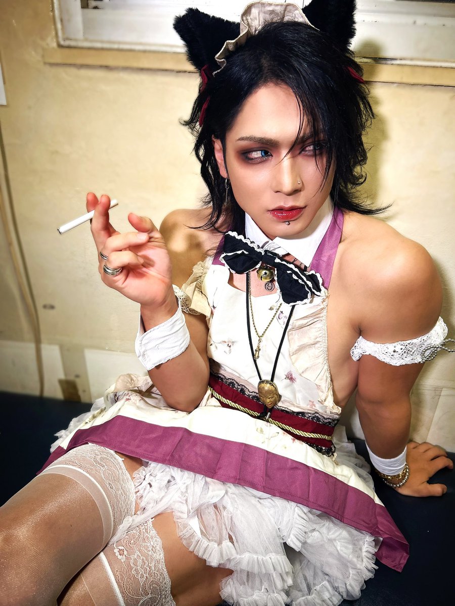 mathilda_tamaki's tweet photo. メイドかける×タバコ×筋肉＝最高:-p https://t.co/hzYYNFxel1