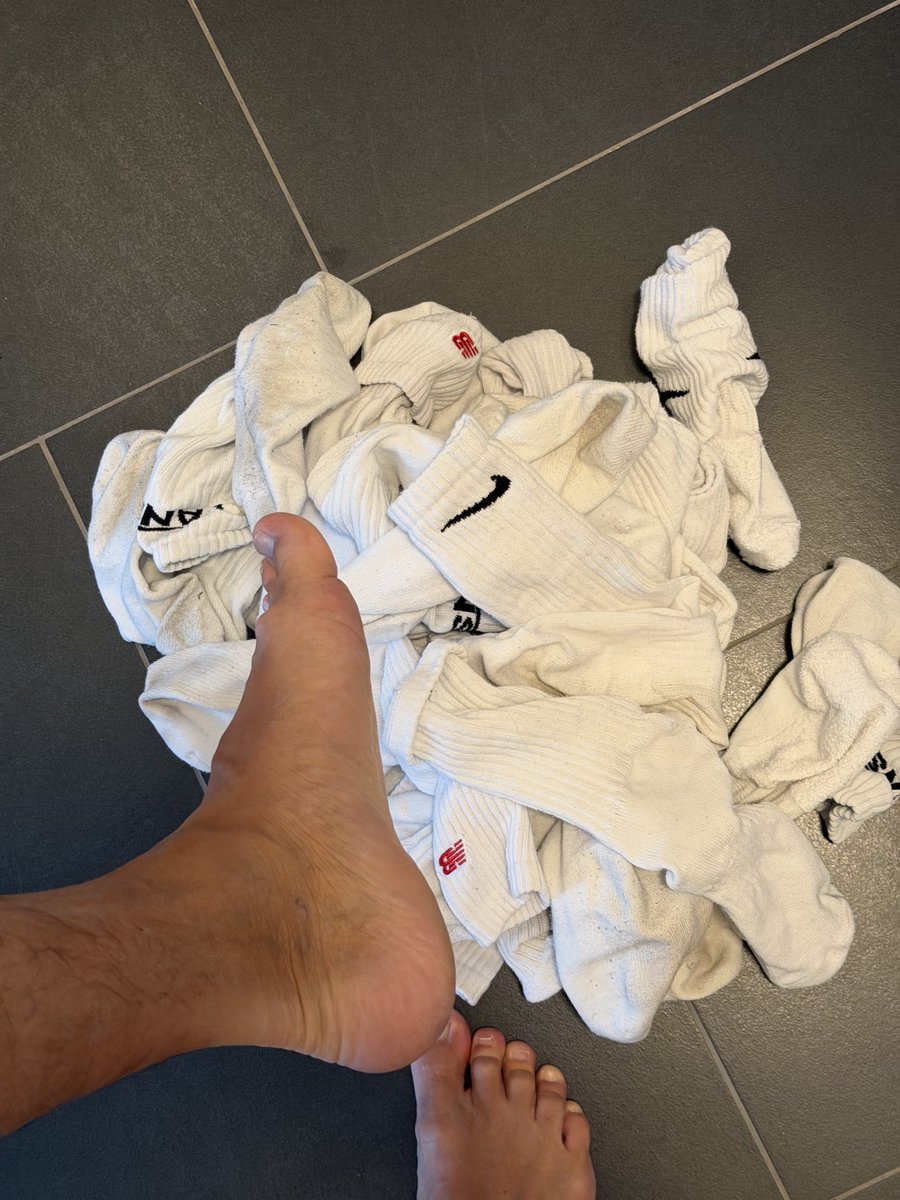 Who wants to have a pair? 😈🐷🦶