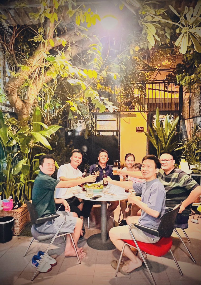 Cảm ơn gia đình anh <a href="/Qui_Do77/">Đỗ Quí | Dominic</a> (một người anh gốc Bình Định, lập nghiệp ở Sài Gòn, bây giờ lại thành nhà đầu tư thiên thần cho mấy đứa em ở Tây Sơn làm món bánh tráng BATASO) đã đón tiếp tụi em ở SG tối qua.  Anh Quí nấu ăn siêu đỉnh lại rất có gu thưởng