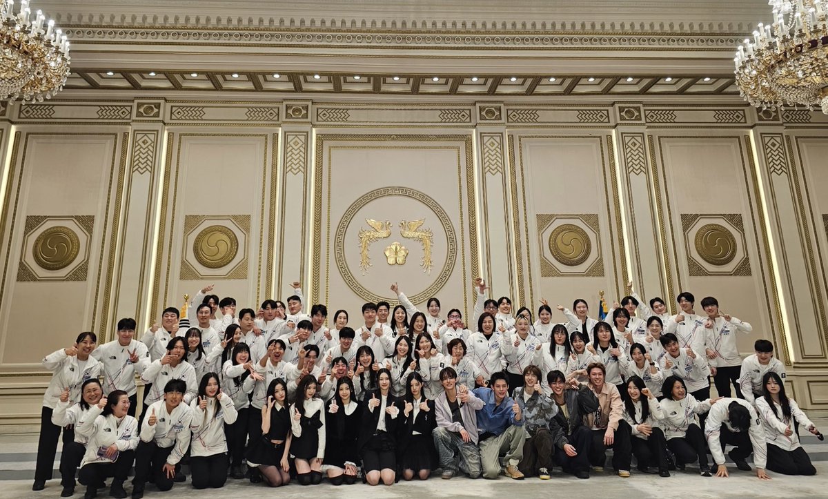 can’t believe we got corllit group pic before enhallit