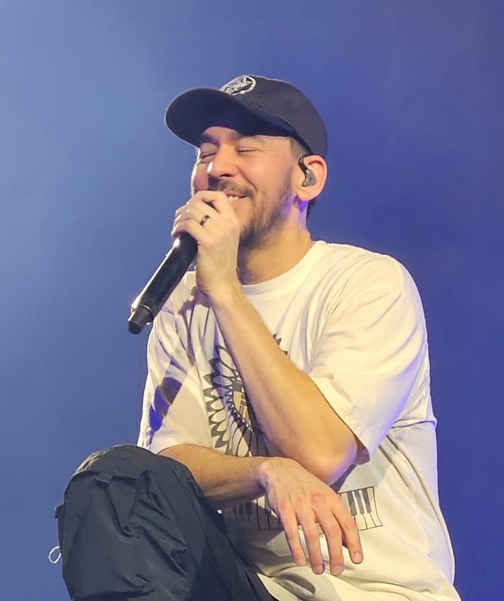 his face here😭🥹🤏
