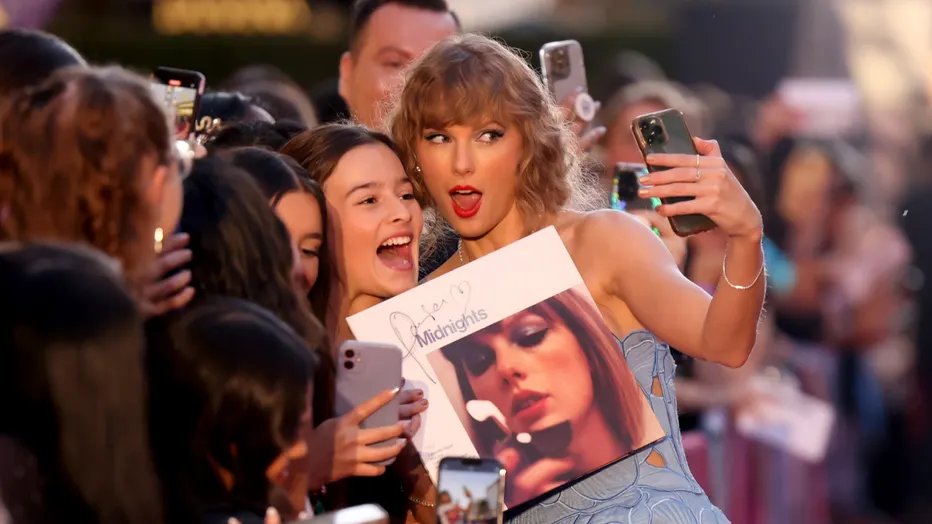 blessedswifty's tweet photo. 🚨 | ‘Swiftie’ has OFFICIALLY been added to the dictionary!

— It's the only fandom to be inducted in Dictionary history. https://t.co/PGNLRfxoEm