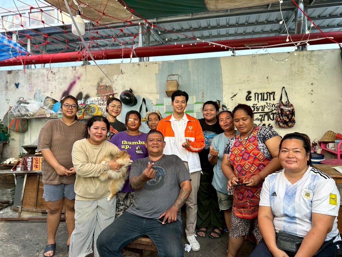 ประชุมร่วมผลักดัน #ทะเบียนบ้านถาวร แก้ปัญหาค่าไฟแพง (หน่วยละ 7บาท) ให้กับพี่น้อง ชุมชนอุทิศอนุสรณ์ เขตบางเขน  ที่เข้าร่วมโครงการบ้านมั่นคง สร้างบ้านไปแล้ว แต่จนถึงวันนี้ยังไม่มีทะเบียนบ้าน หรือ มีทะเบียนบ้านแบบชั่วคราว ทำให้ต้องใช้มิเตอร์ไฟชั่วคราว หรือพ่วงไฟกับเพื่อนบ้าน