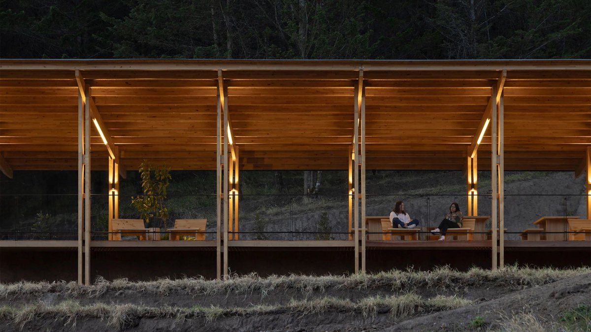 arquitect_viva's tweet photo. Pamba, refugio para ciclistas en Ascazubi. Ecuador 
Urlo Studio
https://t.co/dgvdS7lLe8
El proyecto se implanta en la provincia ecuatoriana de Pichincha, al pie del cerro Pambamarca. Surge como un espacio de acogida para ciclistas que recorren los caminos andinos y necesitan resguardo frente a la variabilidad climática propia de la sierra. Más que un edificio aislado, se concibe como parte de un paisaje agrícola que ha sido objeto de un sostenido proceso de reforestación en las últimas décadas, dando lugar a un entorno natural atravesado por senderos para bicicleta.
El lugar conserva vestigios históricos como los pucarás, construcciones defensivas de piedra levantadas en puntos estratégicos por pueblos originarios andinos.