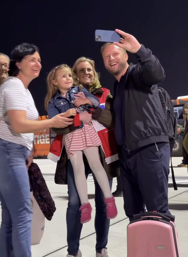 OE_Markus's tweet image. ✈️ Was war das gestern Abend für eine Propagandashow am Flughafen? Die Menschen kommen nicht als gefeierte Weltmeister zurück, sondern flohen aus einer Kriegsregion. Dass #MeinlReisinger daraus eine Selfieshow macht, ist mehr als perfide. Hat sie auch Orden verliehen? #Iran #Neos