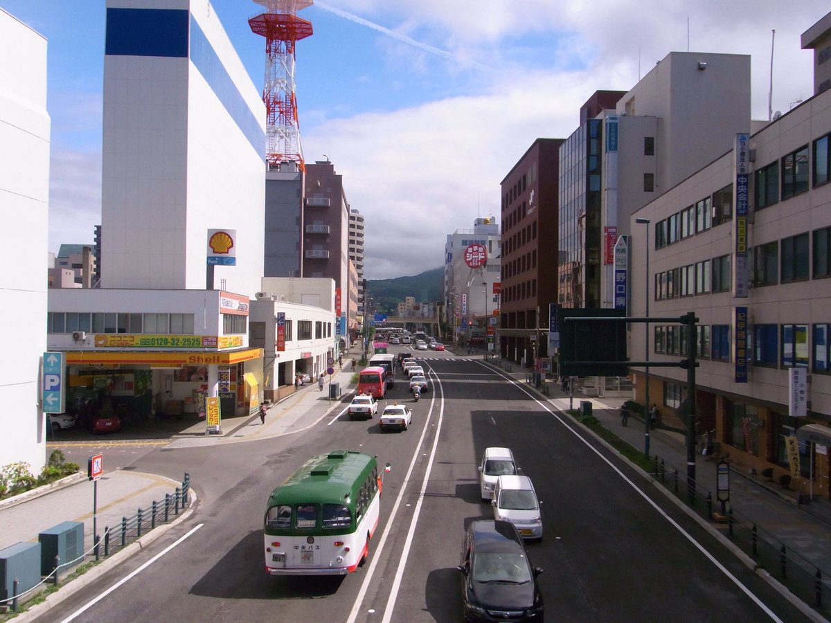 mmmmai1111's tweet photo. いすゞ BXD30 ボンネットバス 2010年（平成22年）7月 小樽市
古いと新しいの狭間という感じ。Shellも健在ですね。 https://t.co/ZMMlwpnMVW