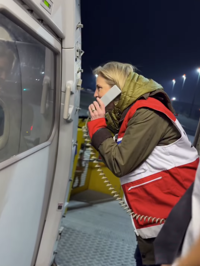 OE_Markus's tweet image. ✈️ Was war das gestern Abend für eine Propagandashow am Flughafen? Die Menschen kommen nicht als gefeierte Weltmeister zurück, sondern flohen aus einer Kriegsregion. Dass #MeinlReisinger daraus eine Selfieshow macht, ist mehr als perfide. Hat sie auch Orden verliehen? #Iran #Neos