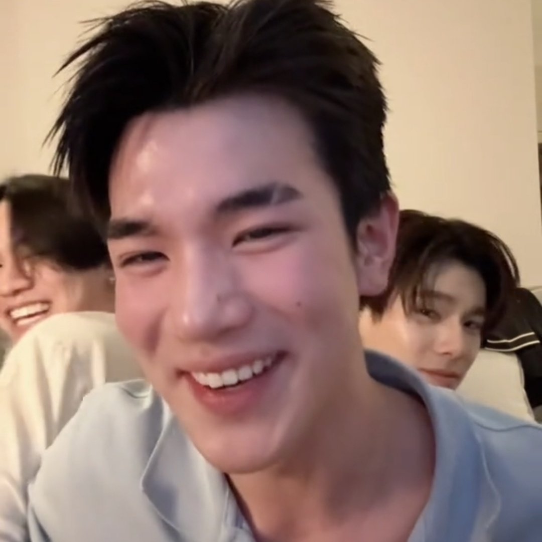 : วันหลังบี๋ไม่ต้องไปละนะ หวง
: ทำไม เทออย่ามาห้าม
: งั้นวันนี้เค้าเป็นไง
: เทอหล่อมาก โคตรเท่ ใส่สีน้ำเงินแล้วขึ้นสุดๆอะ
: บี๋ วันนี้กูใส่เสื้อสีดำ