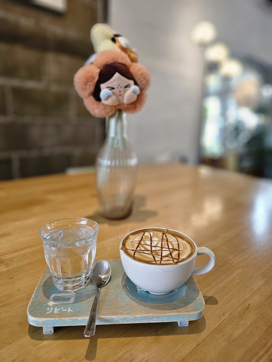 อากาศก็ค่า pm สูงสุด ควันครองเมืองมองไม่เห็นฟ้า มองไม่เห็นเขา ไปเติมน้ำมันก็น้ำมันหมด หลบร้อนมาจิบกาแฟดีๆที่ Repeat แอร์เย็น เพลงเพราะ... สบายใจ #ลำปาง