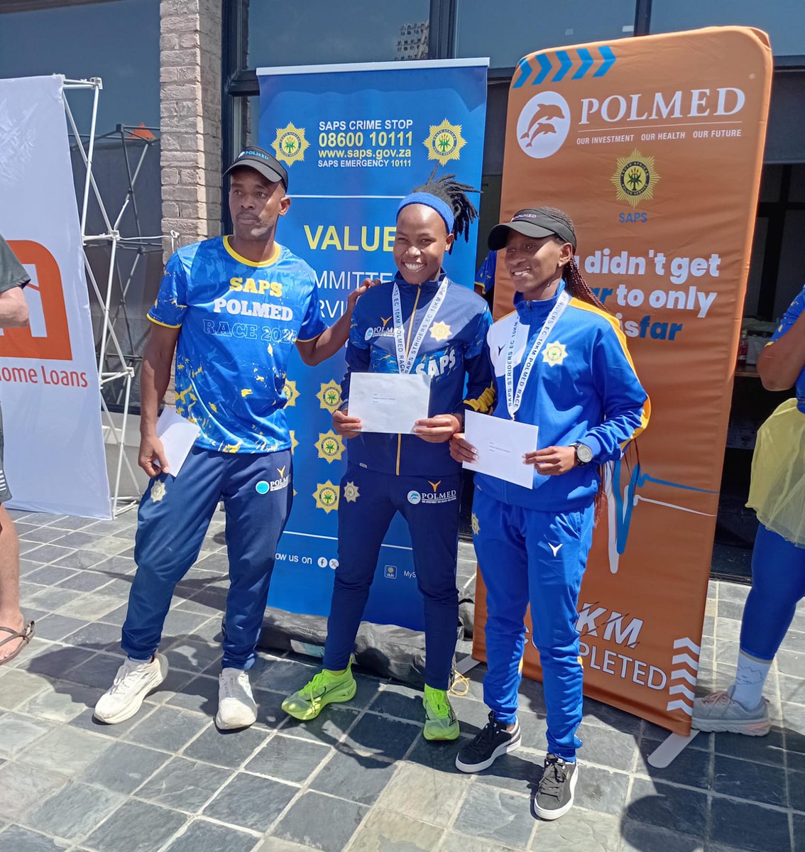 SAPoliceService's tweet image. #sapsLIM [READ] Limpopo SAPS Marathon Team rescues mother and child from #GBV attack in Eastern Cape. 

The Provincial Commissioner of Police in Limpopo, Lieutenant General Thembi Hadebe, commended the members for their bravery and emphasised the critical role of fitness in