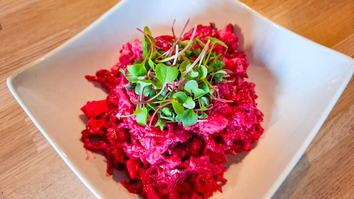 Šodien pagatavosim izcilus pikantos KARBONĀDES VELTNĪŠUS ar ābolu un siera pildījumu.

Vēl pagatavosim super vienkāršus biešu salātus ar mocarellu, un kokosriekstu KĀRUMA siera kūku ar persikiem, jo Ralfam 2 gadi!

Priecāšos, ja padalīsies ar šo ierakstu.

Ķeramies klāt! https://t.co/Roji5zVP8e