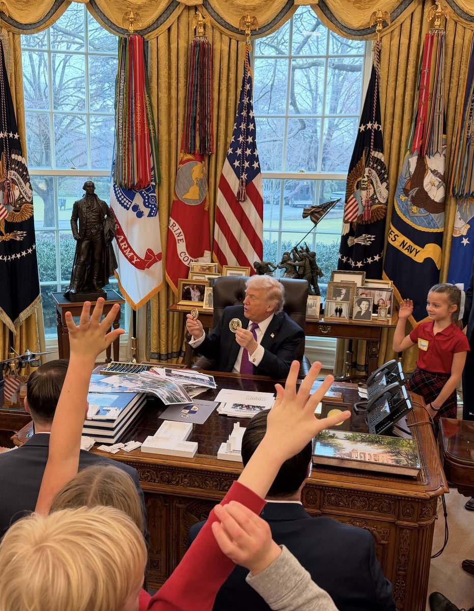 Moms4Liberty's tweet image. 📸 We love these photographs of President Trump as he welcomes a visiting school group and presents them with very special @WhiteHouse Challenge Coins.🇺🇸