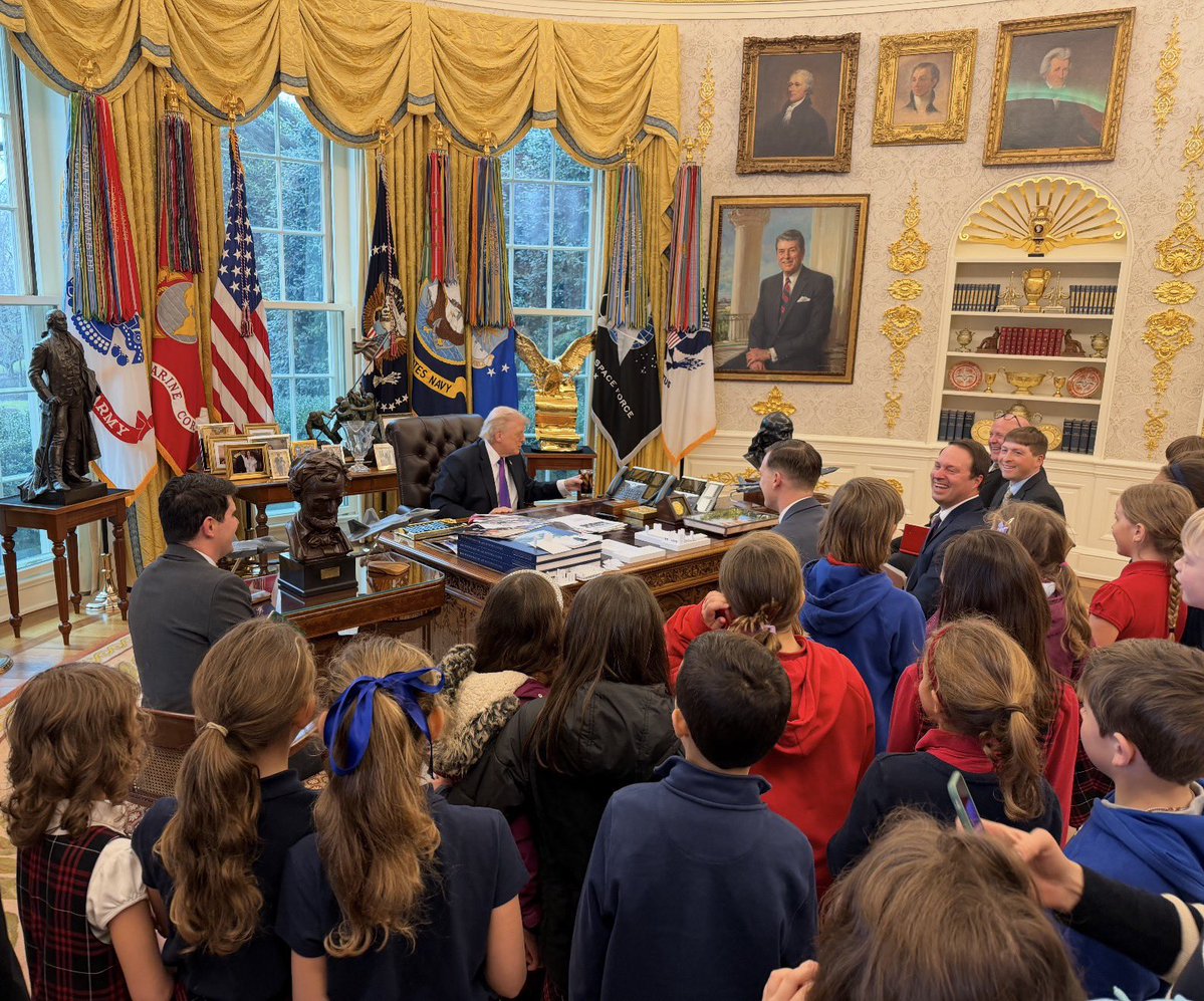Moms4Liberty's tweet image. 📸 We love these photographs of President Trump as he welcomes a visiting school group and presents them with very special @WhiteHouse Challenge Coins.🇺🇸