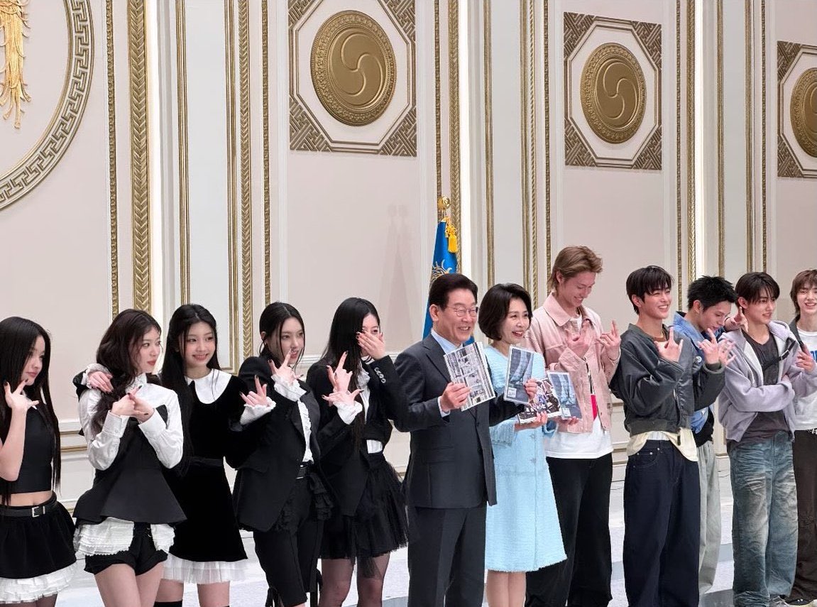 zhaoyufancokr's tweet photo. Cortis and Illit with the President and First Lady of South Korea! https://t.co/OMHjirKuNM