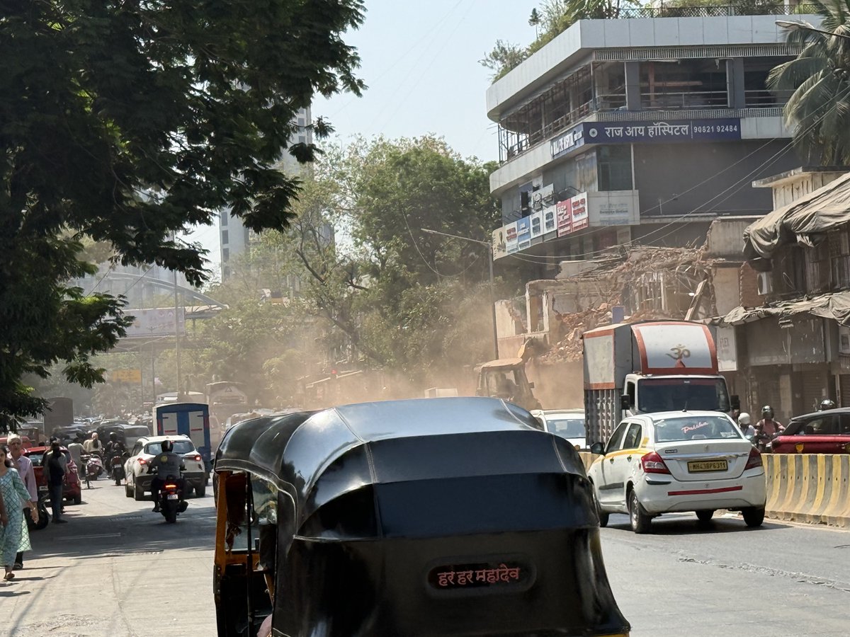 What a farce <a href="/mybmc/">माझी Mumbai, आपली BMC</a>'s claim that Construction sites are inspected by their Flying Squads &amp; all dust mitigation measures are in place... 

No SOP in place,..seems money bags have been exchanged.

Goregaon West, SV Road nr Raj Eye Hospital.

#AQI #DustPollution