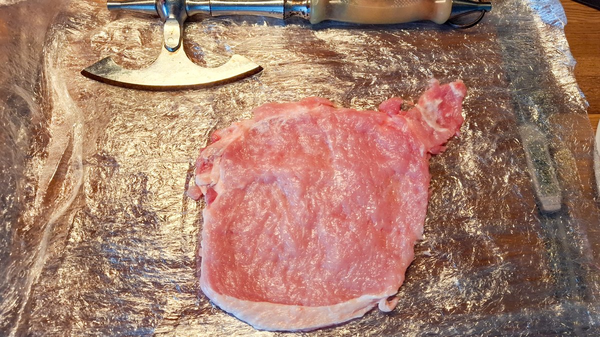 Karbonādi šņikājam pabiezās šķēlēs un klapējam plānas, paberam sāli un piparus un ļaujam pamarinēties.

Sašņikājam ābolu, klāt pierīvējam sieru, sīpolu, ķiploku, čili, pētersīli.

Ierīvējam citrona mizu un iespiežam visu sulu.

Pievienojam sāli un piparus un kārtīgi izmaisām. https://t.co/hqVwQHcJ5C