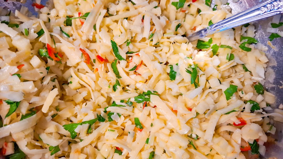 Karbonādi šņikājam pabiezās šķēlēs un klapējam plānas, paberam sāli un piparus un ļaujam pamarinēties.

Sašņikājam ābolu, klāt pierīvējam sieru, sīpolu, ķiploku, čili, pētersīli.

Ierīvējam citrona mizu un iespiežam visu sulu.

Pievienojam sāli un piparus un kārtīgi izmaisām. https://t.co/hqVwQHcJ5C