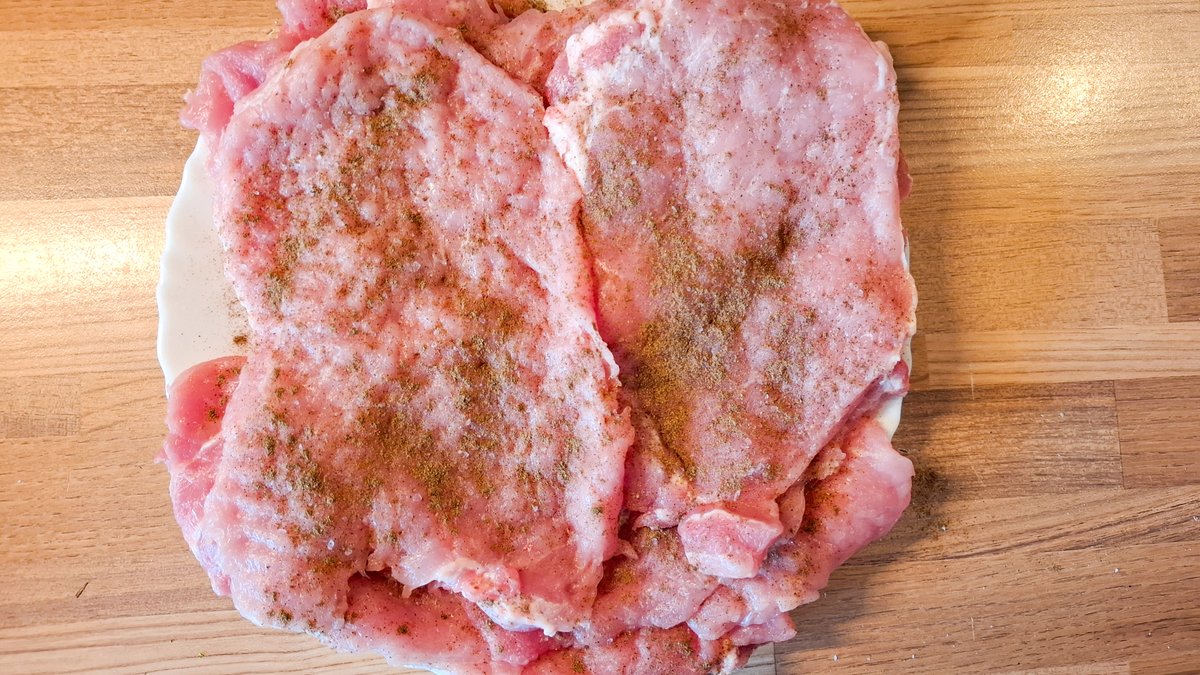 Karbonādi šņikājam pabiezās šķēlēs un klapējam plānas, paberam sāli un piparus un ļaujam pamarinēties.

Sašņikājam ābolu, klāt pierīvējam sieru, sīpolu, ķiploku, čili, pētersīli.

Ierīvējam citrona mizu un iespiežam visu sulu.

Pievienojam sāli un piparus un kārtīgi izmaisām. https://t.co/hqVwQHcJ5C