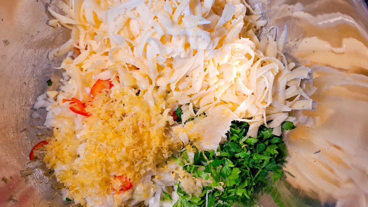 Karbonādi šņikājam pabiezās šķēlēs un klapējam plānas, paberam sāli un piparus un ļaujam pamarinēties.

Sašņikājam ābolu, klāt pierīvējam sieru, sīpolu, ķiploku, čili, pētersīli.

Ierīvējam citrona mizu un iespiežam visu sulu.

Pievienojam sāli un piparus un kārtīgi izmaisām. https://t.co/hqVwQHcJ5C