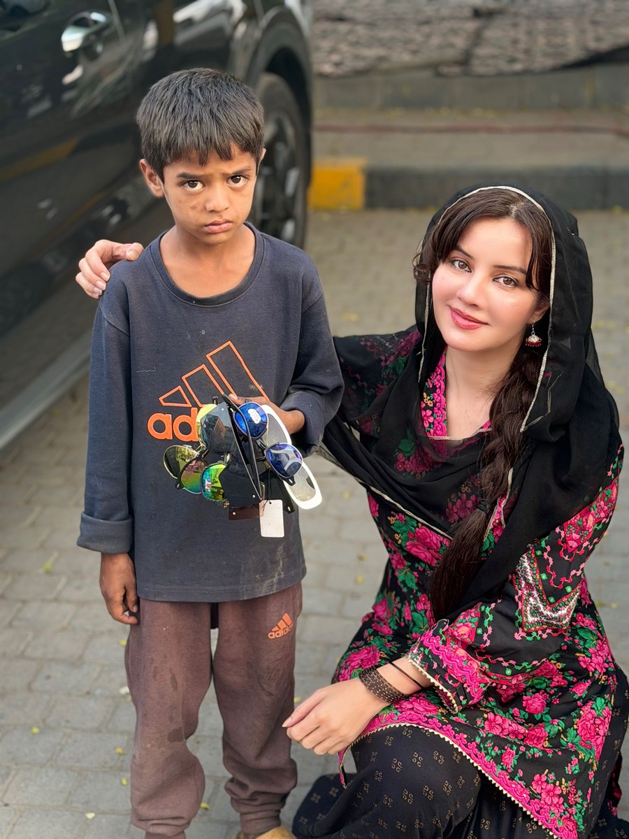 Rabipirzada's tweet image. یہ بچے پٹاخے اور چشمے بیچ رہے ہیں ۔
کبھی ان سے بھی کچھ خرید لیا کریں،
کیونکہ اکثر ایسے بچے اپنے گھر کے واحد کفیل ہوتے ہیں۔
آپ کی چھوٹی سی خریداری کسی کے گھر میں خوشی لا سکتی ہے
#Kindness
#SpreadLove
#Humanity
#SupportPoor
#BeKind
#LittleSeller
#Pakistan
#ShareKindness