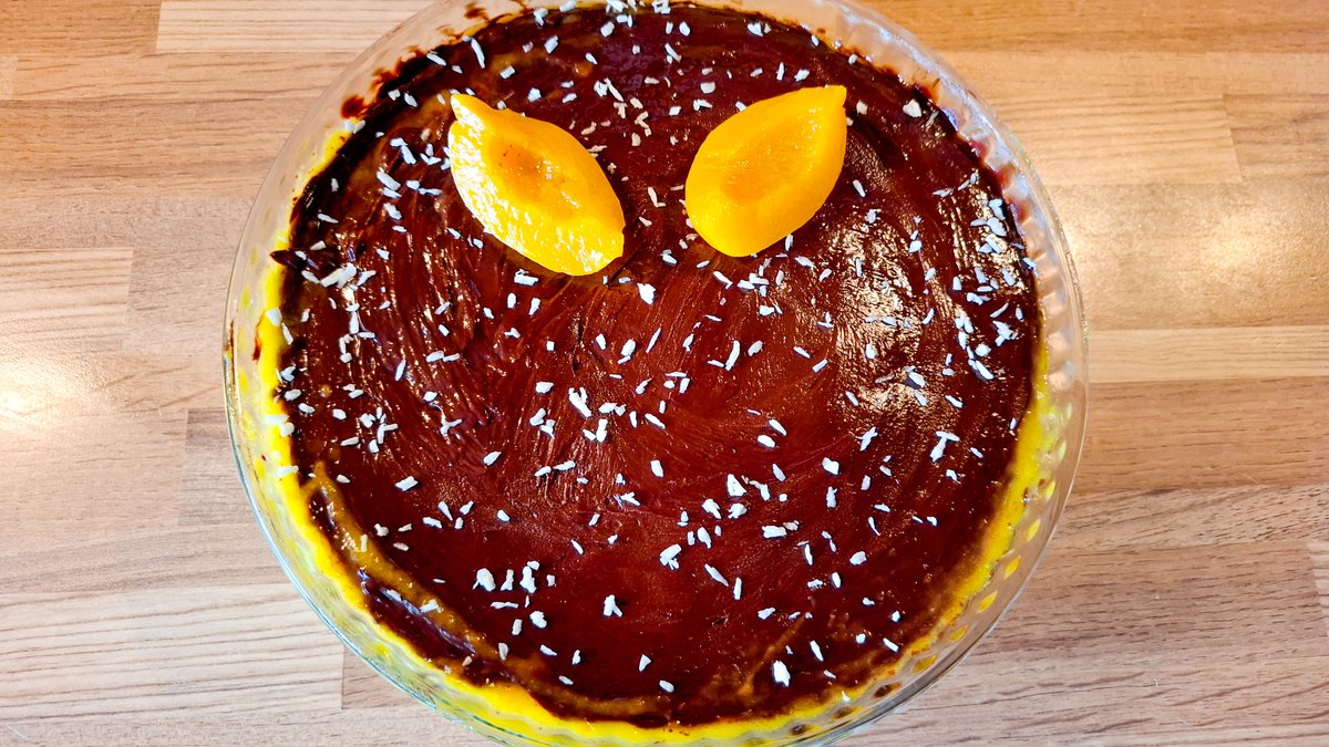 Pa virsu lejam atlikušo masu un ļaujam vēsumā kārtīgi sastingt.

Tad ūdens peldē kausējam šokolādi ar nedaudz sviesta un pārsmērējam mūsu kūku.

Tieši tik vienkārši.

Ralfs ļoti novērtēja.

Lai labi garšo :) https://t.co/d58y9Eh95i