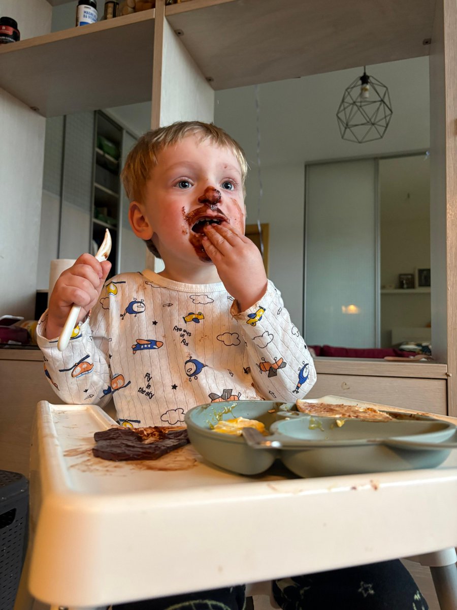 Pa virsu lejam atlikušo masu un ļaujam vēsumā kārtīgi sastingt.

Tad ūdens peldē kausējam šokolādi ar nedaudz sviesta un pārsmērējam mūsu kūku.

Tieši tik vienkārši.

Ralfs ļoti novērtēja.

Lai labi garšo :) https://t.co/d58y9Eh95i