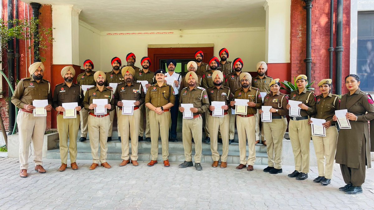SangrurPolice's tweet image. SSP #Sangrur felicitated police officers of #SangrurPolice with certificates, and cash rewards in recognition of their dedication, unwavering commitment, and exemplary service

👏 Heartiest congratulations to all the officers on this well-deserved recognition!

#Commendation