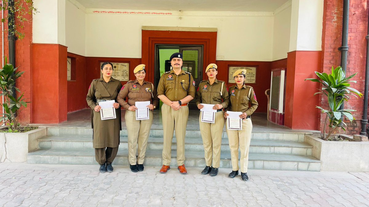 SangrurPolice's tweet image. SSP #Sangrur felicitated police officers of #SangrurPolice with certificates, and cash rewards in recognition of their dedication, unwavering commitment, and exemplary service

👏 Heartiest congratulations to all the officers on this well-deserved recognition!

#Commendation