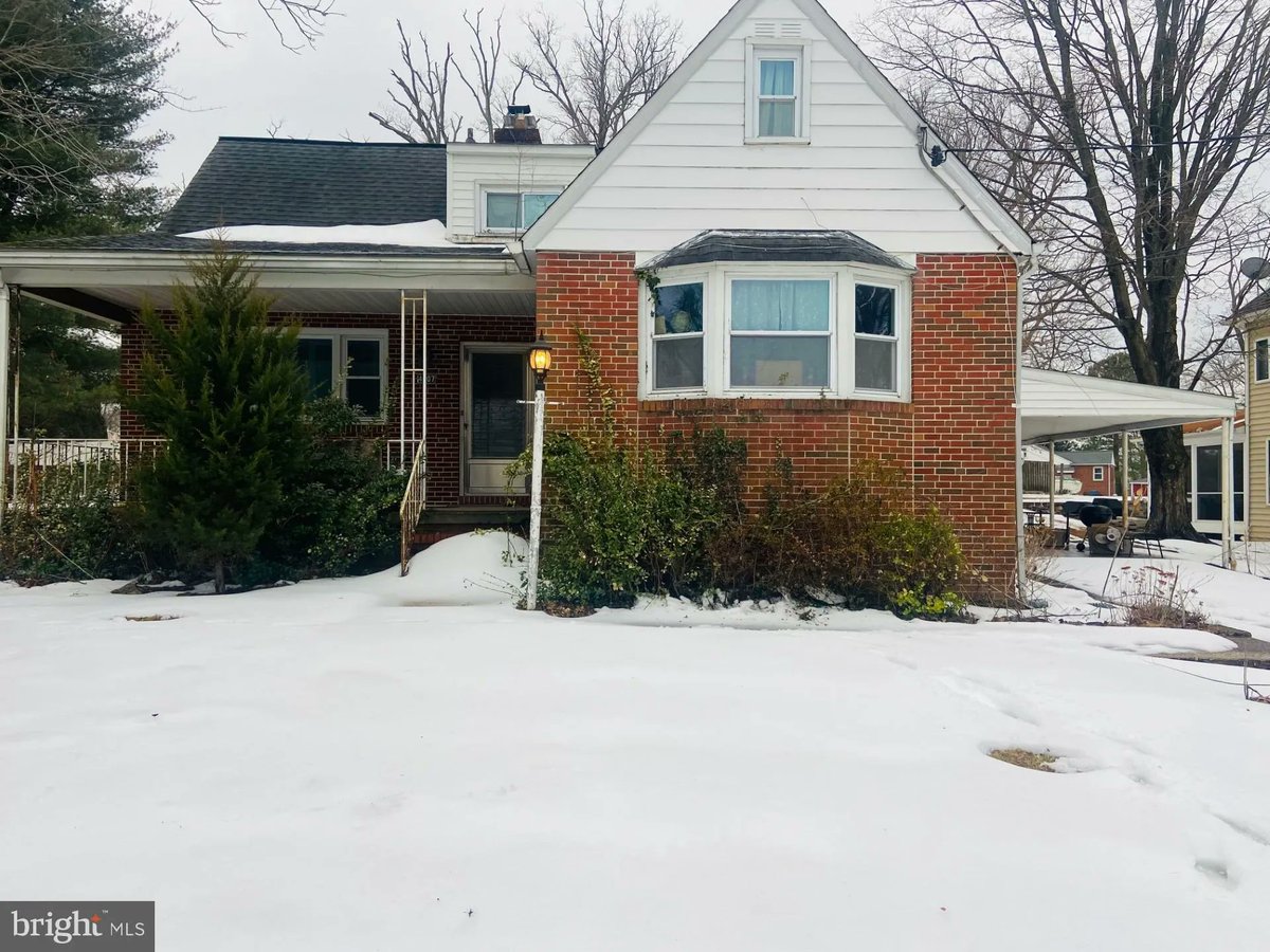 bsdarell's tweet photo. 4207 Halbert Avenue, Baltimore, MD, 21236
5 bed | 2 bath 3441 Sq. Ft.
Active | 295000
https://t.co/OmNgLL9UEL
Renovation opportunity in a prime 21236 location! Nestled on a quiet, dead-end street and situated on a nice lot in a neighborhood surrounded by newer and updated... https://t.co/I5bl3PtTDu