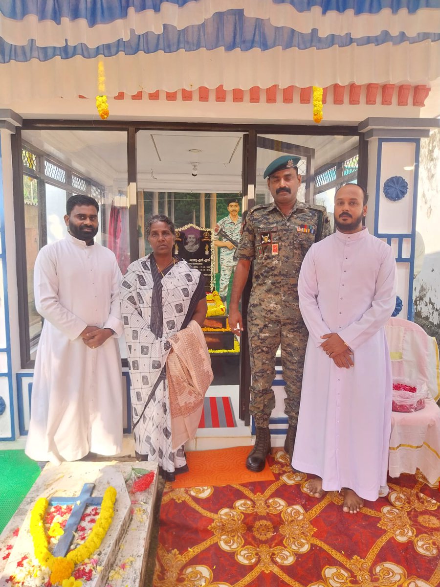 208CoBRA_CRPF's tweet photo. दिनाक 03 मार्च 2026 को 208 कोबरा की तरफ से शहीद सिपाही/जीडी लाजू एन.एस.  के निवास स्थान पर श्रद्धांजली अर्पित की गई और उनकी माताजी को सम्मानित किया गया।साथ ही 208 कोबरा परिसर में श्री प्रमोद चौधरी द्वितीय कमान अधिकारी के साथ अन्य अधिकारियों ने भी श्रद्धांजली अर्पित की। https://t.co/wTwq67bmxv