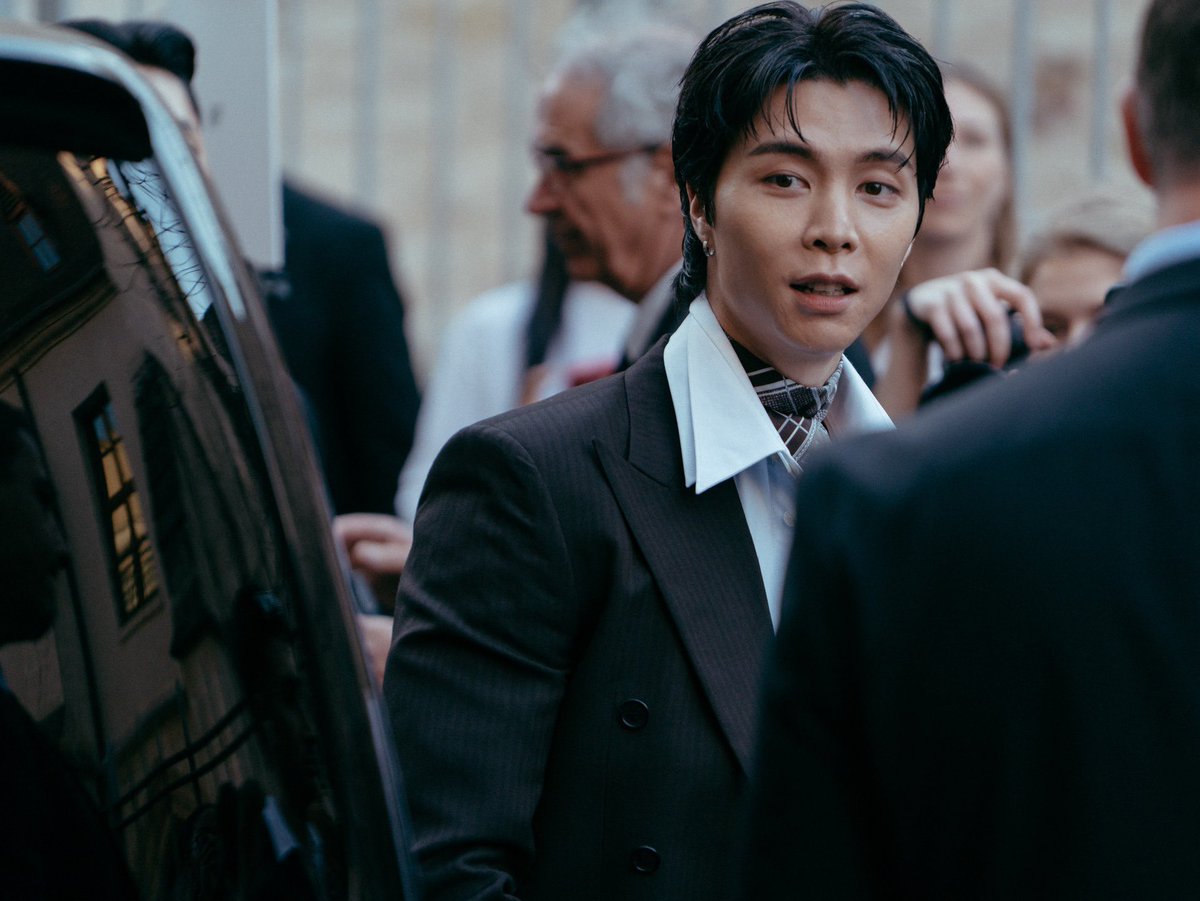 ผมจำได้ดี มันเป็นช่วงเวลาเย็นย่ำกลางเดือนมีนาคม ฝนโปรยลงมาเป็นละอองพรำพาลให้บรรยากาศยิ่งดูน่าเบื่อ

ทว่าท่ามกลางผู้คนที่เดินขวักไขว่กลางกรุงปารีส สายตาผมก็สะดุดเข้ากับใบหน้าขาวระเรื่อ เรือนผมสีบลอนด์สว่าง และลักยิ้มที่แต้มอยู่บนแก้ม

เป็นวินาทีนั้นเองที่ผมตกหลุมรักเธอเข้าเสียแล้ว