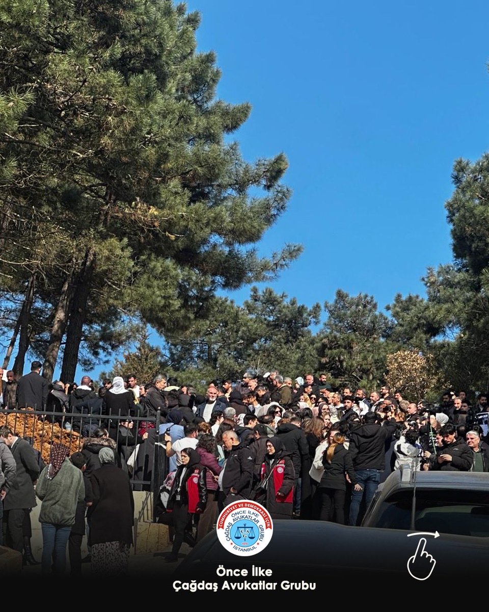 onceilkecagg's tweet photo. Bugün Fatmanur Çelik ve kızı Hifa İkra’yı Ümraniye’de son yolculuklarına uğurladık.

Cenazeye grubumuz adına önceki dönem Baro Başkanımız Av. Filiz Saraç ile Grup Yürütme Kurulu üyelerimiz Av. Birsen Baş Topaloğlu ve Av. Özge Karatepe Sarıcı katıldı.

Acımız tarifsiz, öfkemiz büyük.

Açıkça ifade ediyoruz ki; laiklik ve Cumhuriyet değerleriyle kavgalı yapıların kıskacında bırakılan kadın ve çocukların hayatları her geçen gün daha fazla tehdit altındadır.

Fatmanur ve Hifa’nın adalet mücadelesini sonuna kadar sürdüreceğimizi kamuoyuna saygıyla duyururuz.
Hepimizin başı sağolsun. 

Unutmayacağız. Unutturmayacağız.