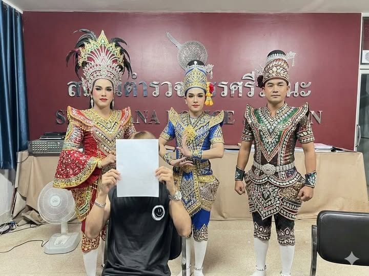 หมอรำ ที่พอจะเป็นตำรวจได้นิดหน่อย !!

เจ้าหน้าที่ตำรวจภูธรอำเภอศรีรัตนะปลอมตัวเข้าจับกุมผู้กระทำความผิดฐาน “เร่ขายเครื่องดื่มแอลกอฮอล์” 
ในงานคอนเสิร์ตงานข้าวโพดหวาน

"โอ้ยย!! กำลังจะขึ้นลำพี่น้องเอ้ย >(รำ)
เขาเอิ้นมาจับคนขายเหล้าในงานซะก่อน
ไปทันเปิดวงบ่น้อออ รอก่อนเด้อค้าบ!!"🤣