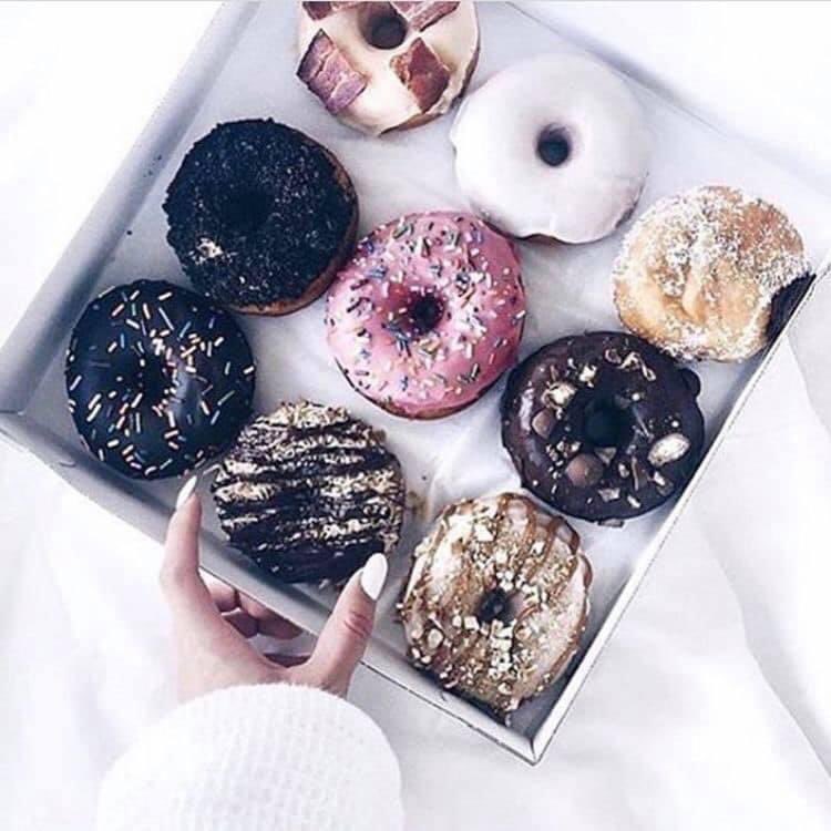 Zum Donnerknispel Donnerstag etwas Süßes. Einen wunderschönen guten Morgen zusammen. Ich wünsche Euch einen großartigen Tag. 🤍🌸☕️💕🎧