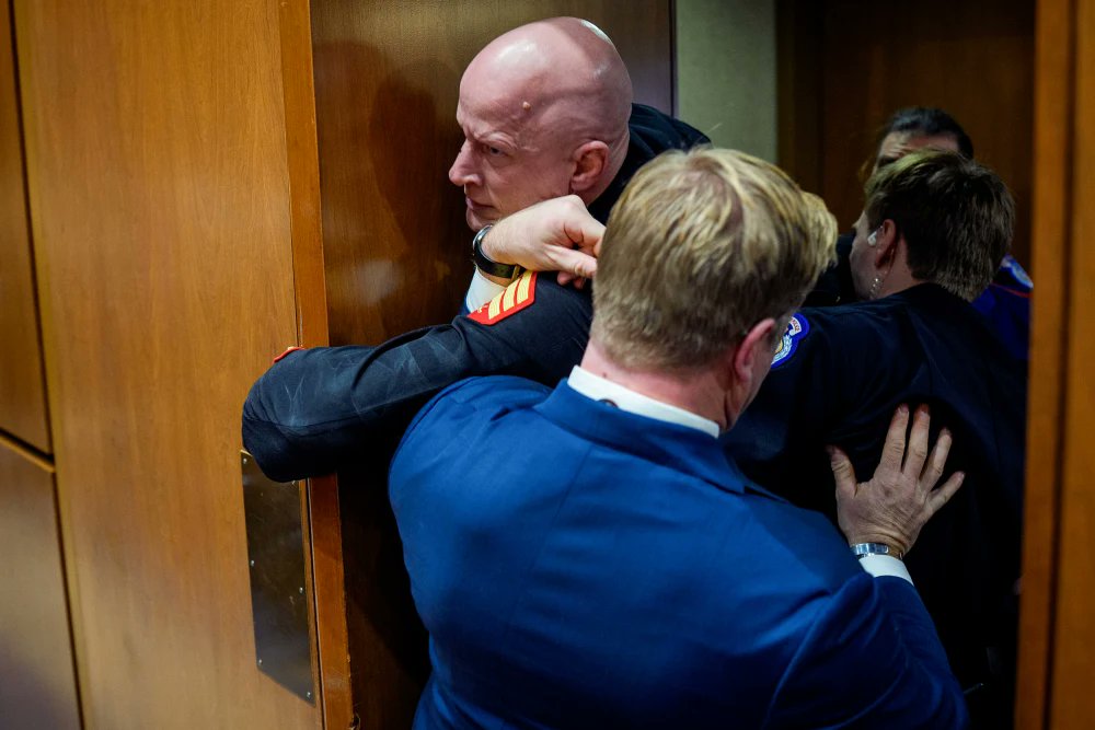 MelindaM13404's tweet image. GOP senator joins Capitol Police in attempt to forcibly remove anti-war protester during a hearing.
ciky.art/hZbMq
The protester, whom police identified as Brian McGinnis of North Carolina, is running for the Senate as a Green Party 
#timsheehy #brianmcginnis