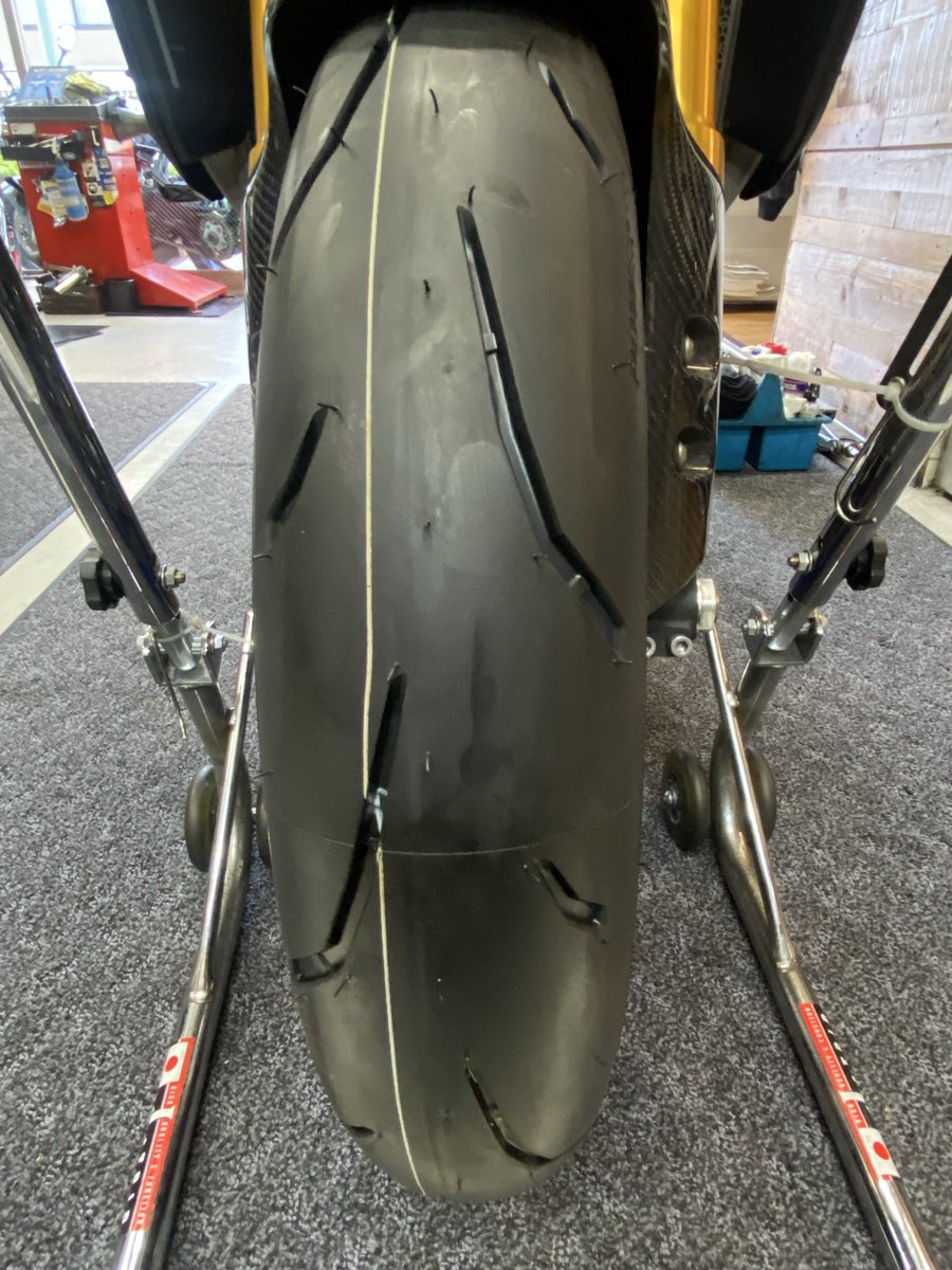 sptadao_asakusa's tweet image. YZF-R1からお乗り換えの
MT-10SPにタイヤ交換！

装着したのは
MICHELIN POWER GP2

これまで各メーカーの
ハイグリップタイヤを経験されている
オーナー様が今回初チョイス。

MT-10SPのトルクを受け止める
グリップと旋回性能が楽しみな一本です！

#MT10SP
#MICHELIN
#POWERGP2
#バイクタイヤ