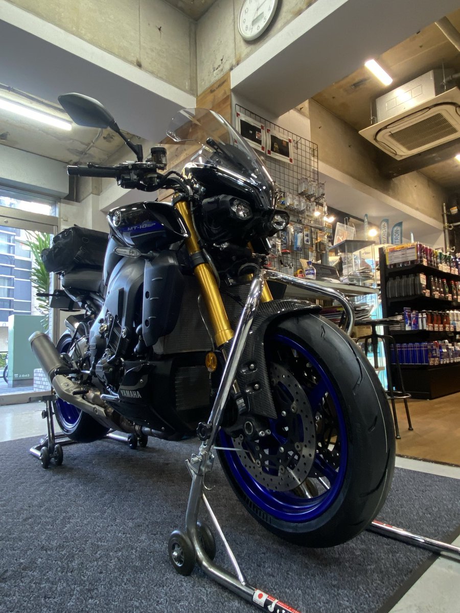 sptadao_asakusa's tweet image. YZF-R1からお乗り換えの
MT-10SPにタイヤ交換！

装着したのは
MICHELIN POWER GP2

これまで各メーカーの
ハイグリップタイヤを経験されている
オーナー様が今回初チョイス。

MT-10SPのトルクを受け止める
グリップと旋回性能が楽しみな一本です！

#MT10SP
#MICHELIN
#POWERGP2
#バイクタイヤ