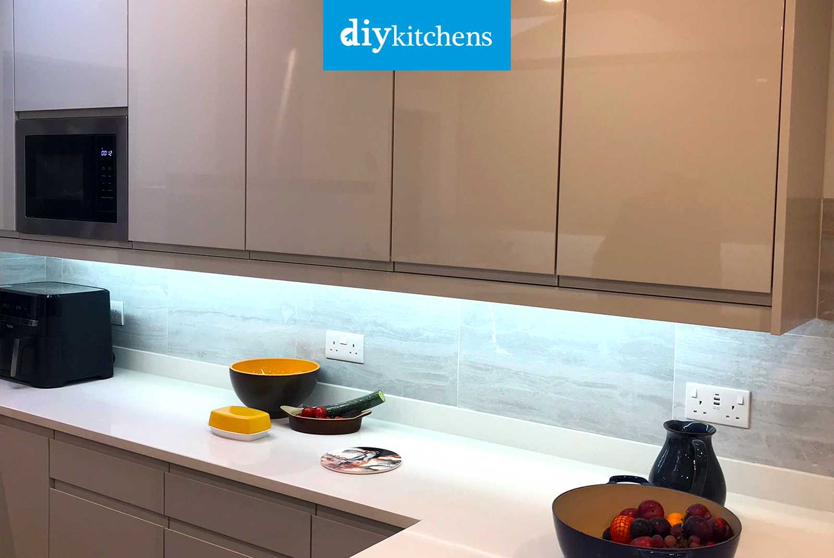 DIY_Kitchens's tweet image. 🌟 Geoff &amp;amp; Jen from Swansea shows us their completed Innova Luca Gloss Dove Grey Handleless #kitchen, supplied by DIY Kitchens (Ref:4289) - bit.ly/CustomerKitche…

Visit diy-kitchens.com to see how much you could save on your dream kitchen! 

#luca #handlelesskitchens