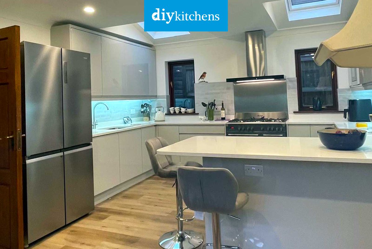 DIY_Kitchens's tweet image. 🌟 Geoff &amp;amp; Jen from Swansea shows us their completed Innova Luca Gloss Dove Grey Handleless #kitchen, supplied by DIY Kitchens (Ref:4289) - bit.ly/CustomerKitche…

Visit diy-kitchens.com to see how much you could save on your dream kitchen! 

#luca #handlelesskitchens