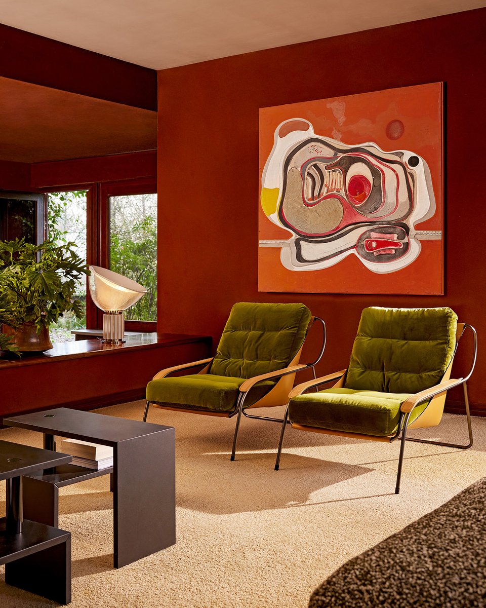 Marco Zanuso’nun 1947 yılında tasarladığı Maggiolina, İtalyan tasarımında bir dönemi başlatan yeni bir tipoloji ve mobilya üretim yöntemini bünyesinde barındırıyor. Maggiolina’da koltuğun geleneksel kavramını terk ederek seri endüstriyel üretime uygun yeni bir yapım sistemi