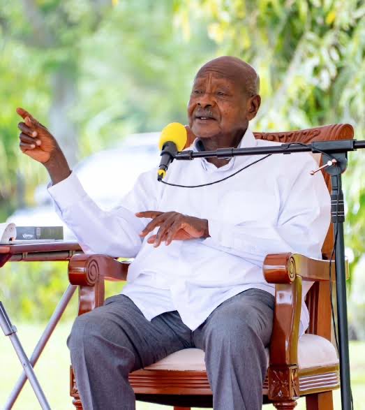 SMwanamilongo1's tweet photo. #Kampala: Le président Museveni a révélé que l’Ouganda a refusé des propositions des États-Unis et du Royaume-Uni visant à établir une présence militaire dans son pays, insistant sur le fait que l’Ouganda est capable de se défendre sans accueillir de bases étrangères.

"Lorsque vous entendez parler des problèmes dans ces pays africains — le Niger, le Burkina Faso, le Mali, la République centrafricaine — ils ont des problèmes à cause de cette implication excessive des étrangers" a-t-il déclaré. @KagutaMuseveni