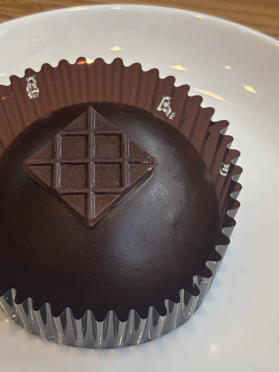 recosaku's tweet photo. 本日のコーヒーブレイク☕️
・3層チョコの濃厚ドームケーキ
・氷温熟成コーヒー
フランネル製フィルターを使う伝統的方法でコーヒーを抽出。ペーパーと違い、まろやかでコク、甘みと深みのある味わいになるとのこと。ケーキの中身はムース状で濃厚美味。ごちそうさまでした🙏
#KEYSCAFE https://t.co/l8HfSp4W2V