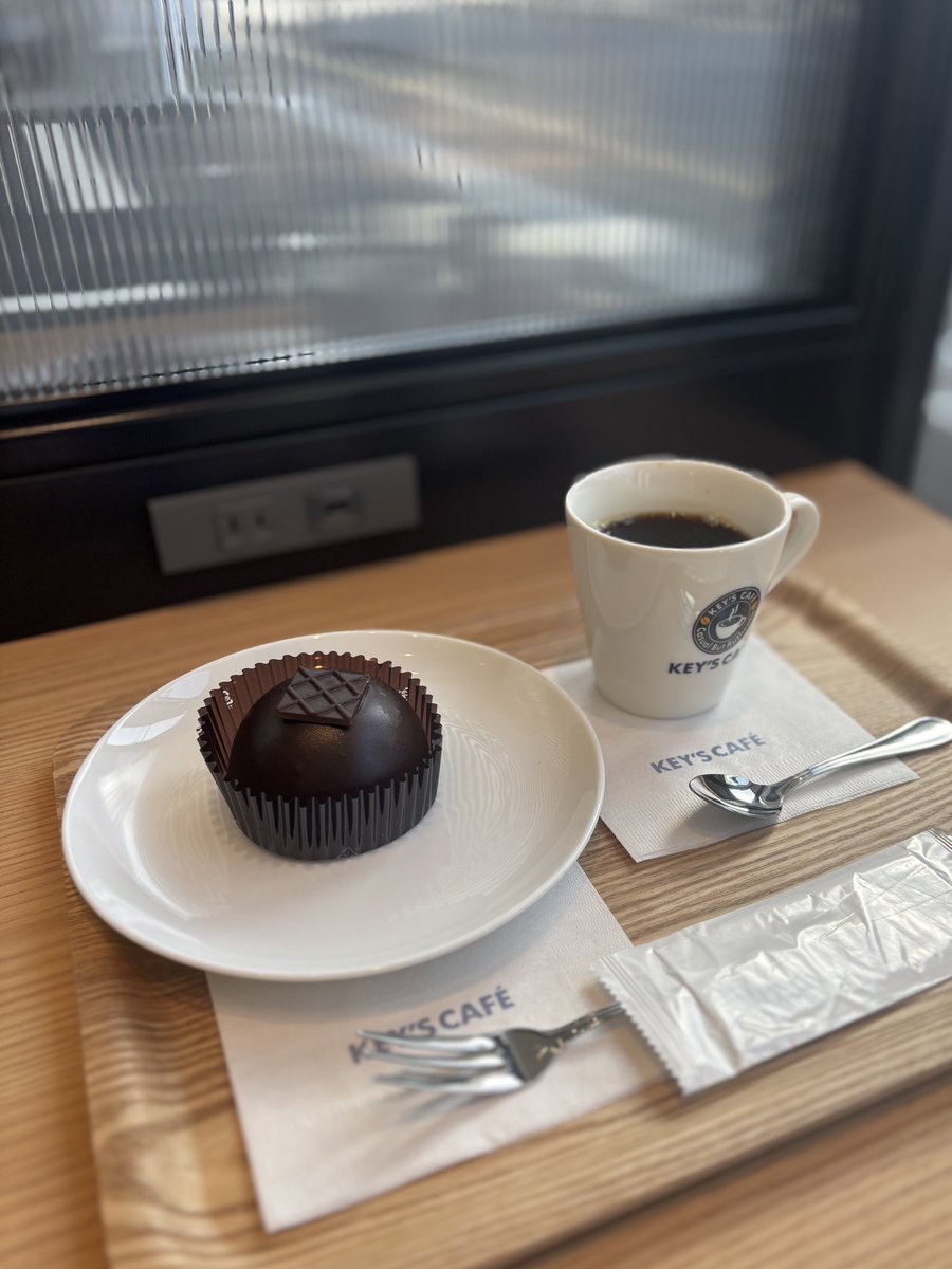 recosaku's tweet photo. 本日のコーヒーブレイク☕️
・3層チョコの濃厚ドームケーキ
・氷温熟成コーヒー
フランネル製フィルターを使う伝統的方法でコーヒーを抽出。ペーパーと違い、まろやかでコク、甘みと深みのある味わいになるとのこと。ケーキの中身はムース状で濃厚美味。ごちそうさまでした🙏
#KEYSCAFE https://t.co/l8HfSp4W2V