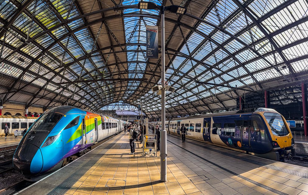 miles_chains's tweet image. A station that no longer hums with the sound of AC electric locos, or ticking over Sulzers…
The modern day Liverpool Lime Street, full of modern trains, but still bustling as it always did.
#LiverpoolLimeStreet #Class802 #Class331 #NetworkRail #Northern #TPE