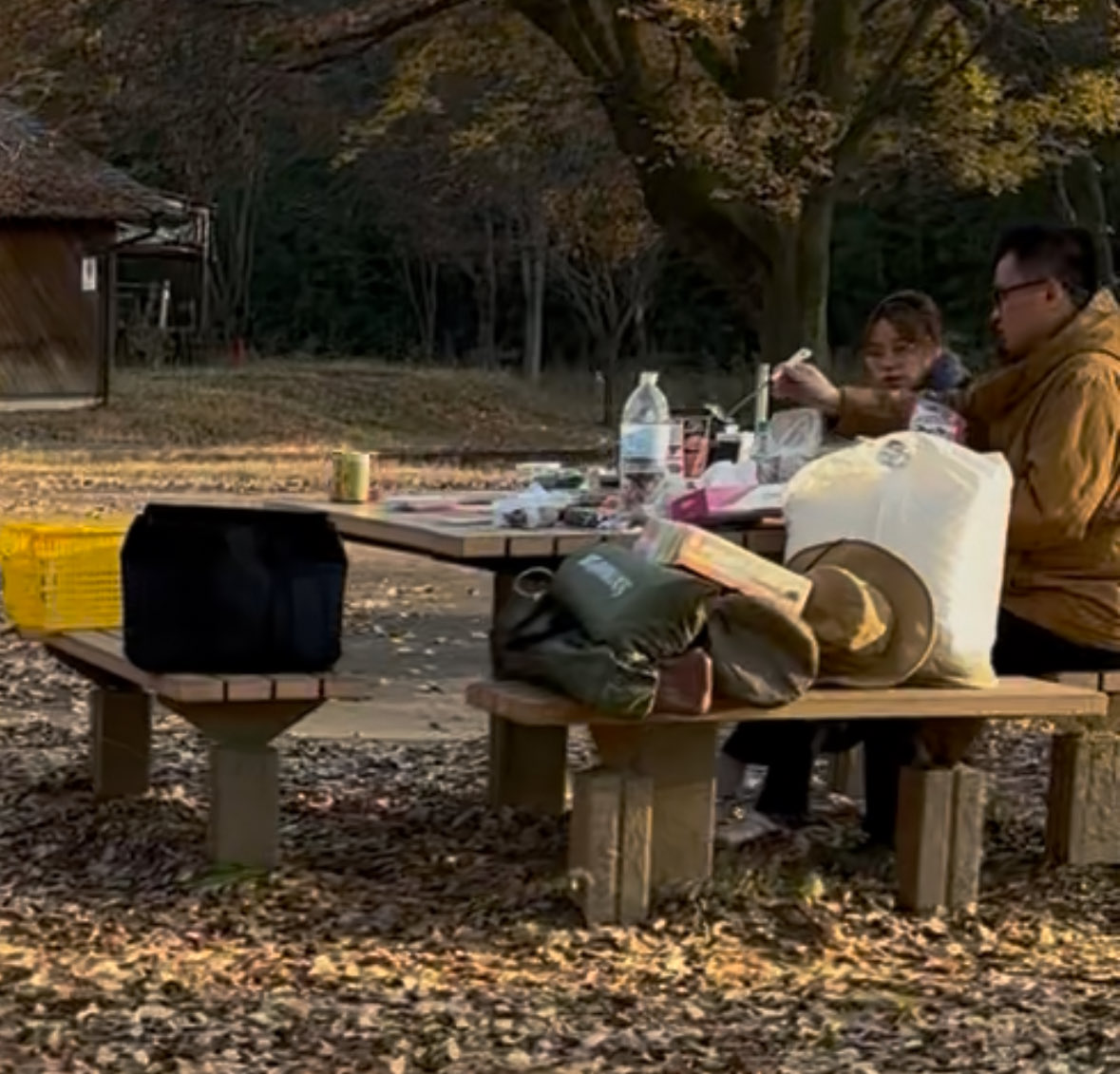 【常識のない中国人】
公園で中国人の男女がカセットコンロに火を点けて鍋をしていた…

大きな公園だから警備員さんが見回りに来た時に通報。

警備員さんも『えっ！？』と驚愕。

案内したらすぐに駆け寄ってジェスチャーで注意してくれたけど、完全無視💢

15分後、30分後でも堂々と食べてる…