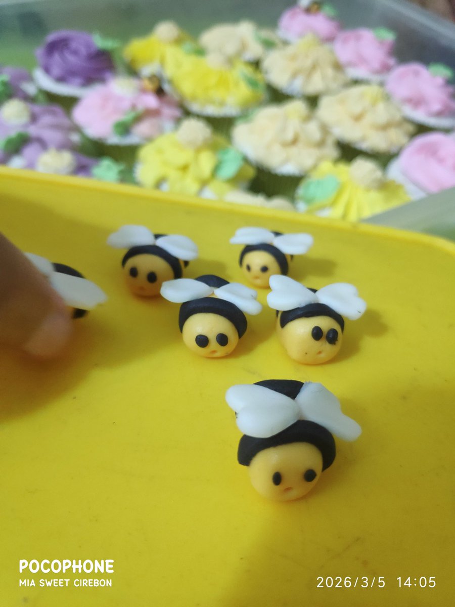 MiaSweetCake's tweet image. "Hi Bee, great to see you again! 😍", flower said. 

#bee #cupcake #cirebon