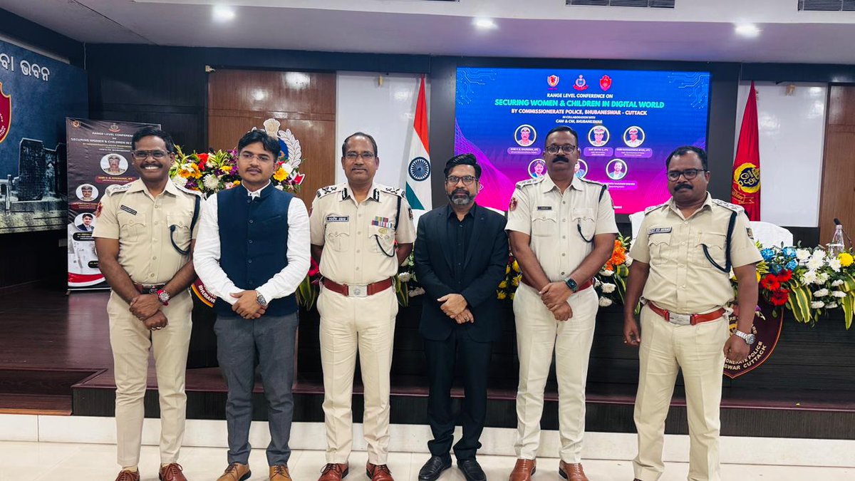 CyberDubey's tweet photo. Honored to conduct a Cyber Crime Investigation training session for Odisha Police officers in Bhubaneswar, focusing on cyber crimes against women and children.#MobiArmour #HiddenFilesRedFM #CyberCrimeKiDuniyaDDNational #HackCrimesOnlineAmazonPrime #Atharva #PritamAurPadroHotStar https://t.co/db0J58NcUa