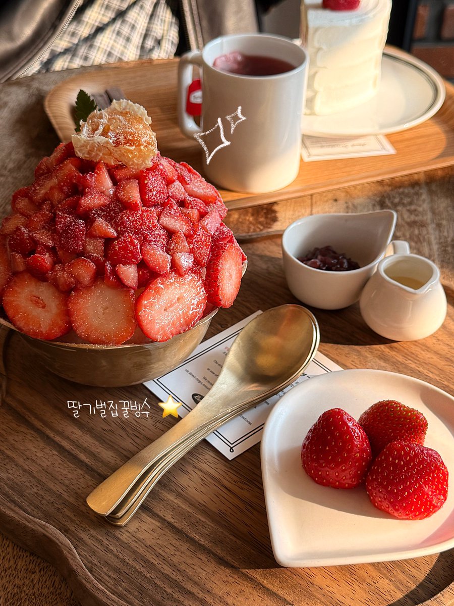 pinkmoxhi's tweet photo. 성수 서울숲 쪽 가시면 여기 추천 🍓
딸기빙수랑 딸기케이크가 맛있기로 유명해서
웨이팅이 좀 있긴 하지만 ..! 먹어보면 또 오고싶음 https://t.co/GOxRSnOKiq